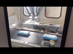 младенец обтирает